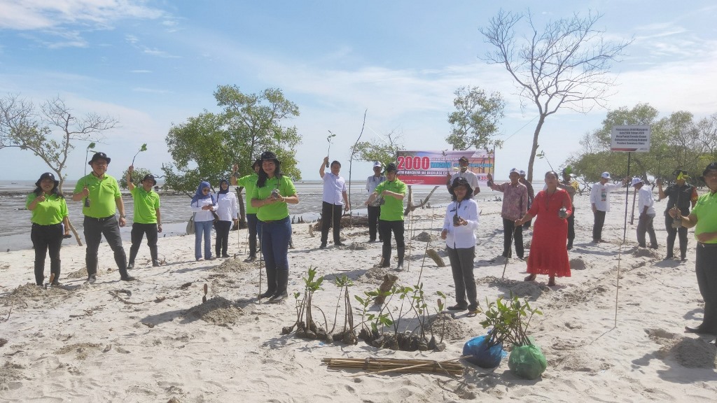 Dukung SDGs, Auto2000 Lakukan Penanaman 2.000 Bibit Pohon Mangrove di Pantai Cermin