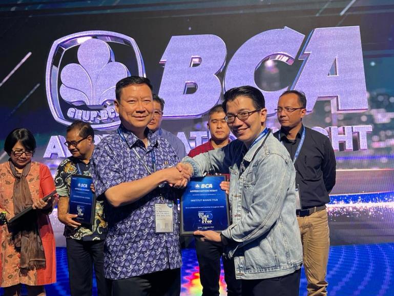 BCA Berikan Penghargaan kepada Institut Bisnis IT&B Medan